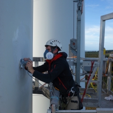 Réparation d\'une pale d\'éolienne au moyen d\'une plateforme suspensdue